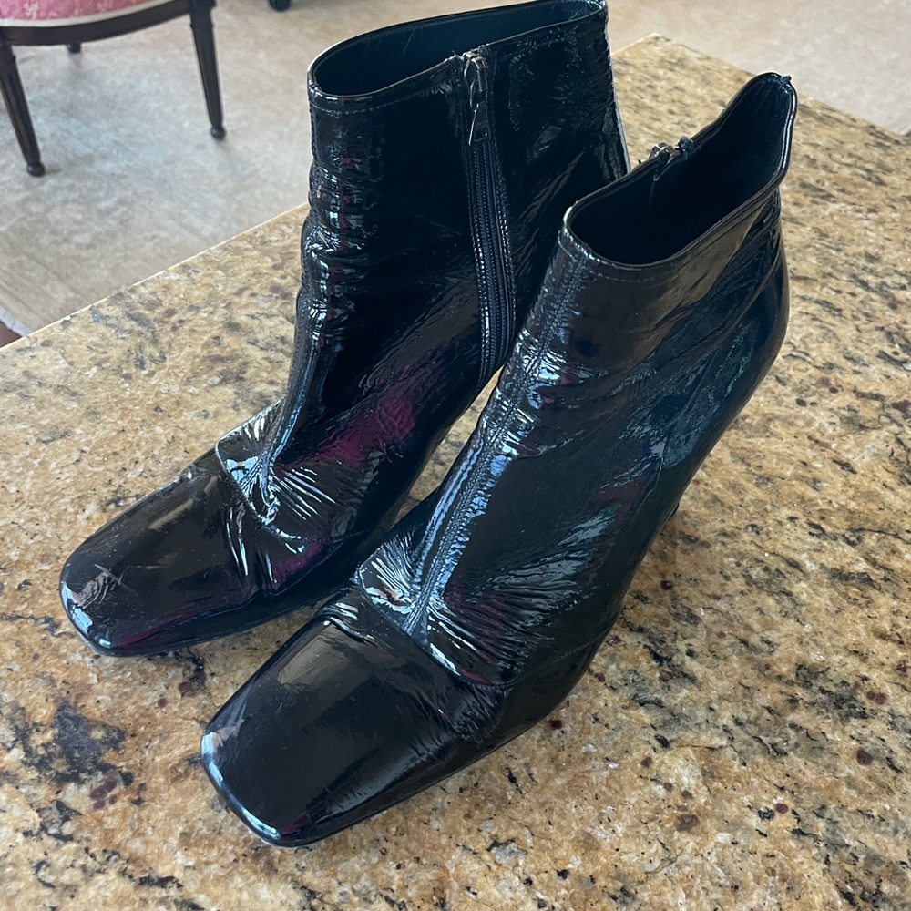 Prada ankle bouts